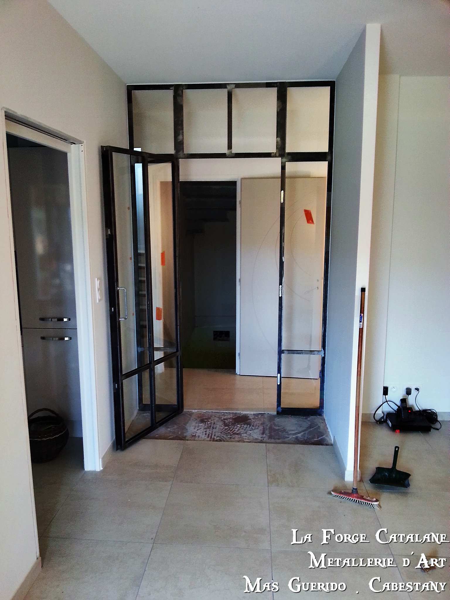 verriere ouvrante imposte fixe fermeture par aimant clair fer forge catalane.jpg